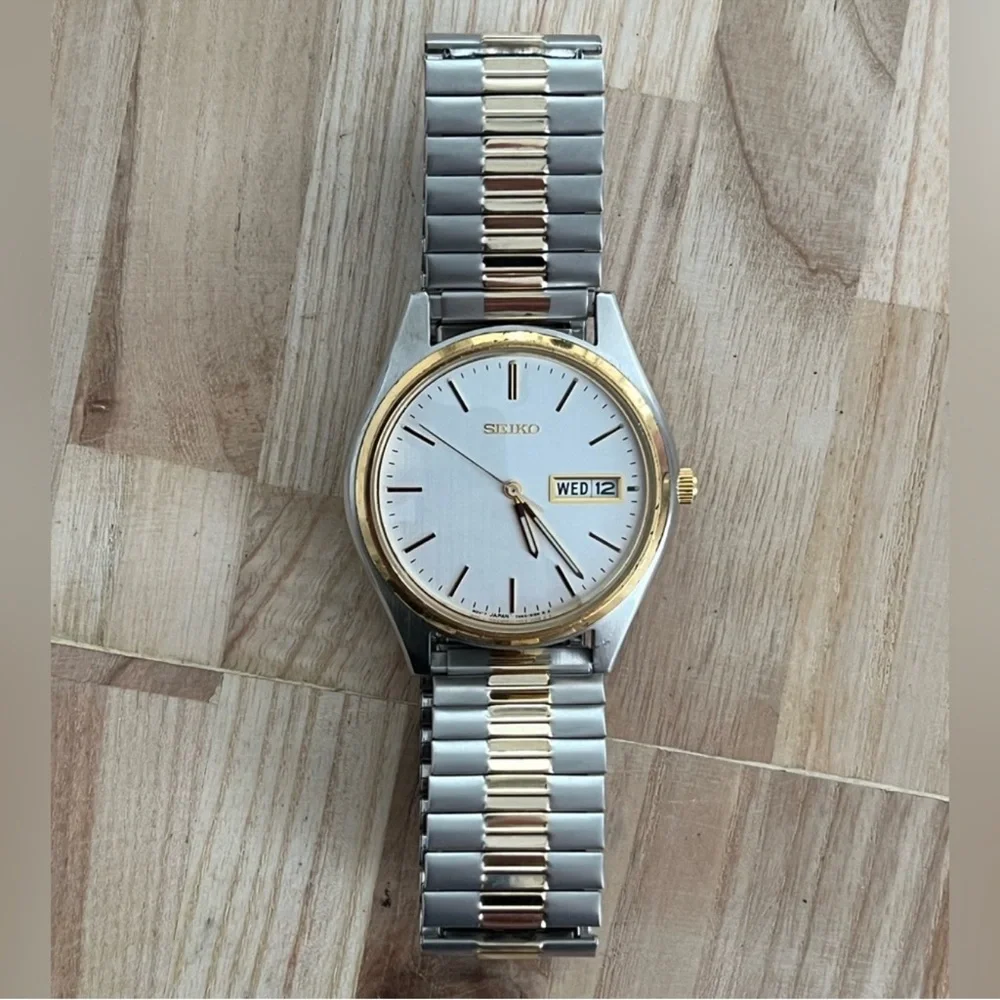 Seiko Men's Watch Two-Tone Stretch Bracelet Silver Tone Dial Date Day Windows